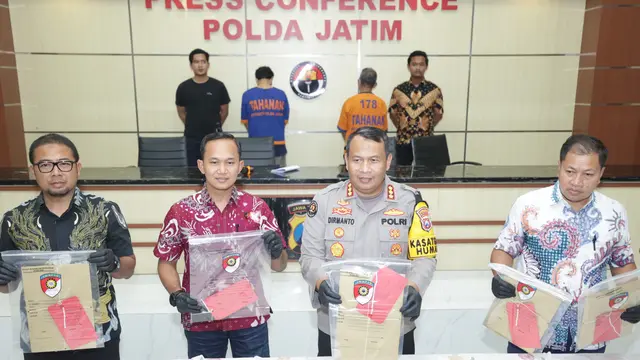 Polda Jatim menunjukkan barang bukti calo ASN yang merugikan ratusan korban. (Istimewa)