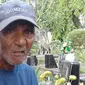 Opa Opong bekerja selama 13 tahun sebagai penjaga makam (Foto:Liputan6/Maria)