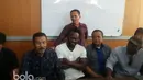 Michael Essien (tengah) bertemu Manager Persib Bandung, Umuh Muchtar, Pelatih Djadjang Nurjaman dan menajemen pada sesi perkenalan di Bandung, Selasa (14/3/2017). (Bola.com/Erwin Snaz)