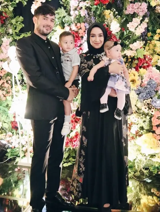 Baik dalam kegiatan formal ataupun non-formal, mereka selalu mengajak buah hatinya. Bukti keluarga kecil ini selalu kompak dan harmonis, kan. (Liputan6.com/IG/@aryanifitriana24)