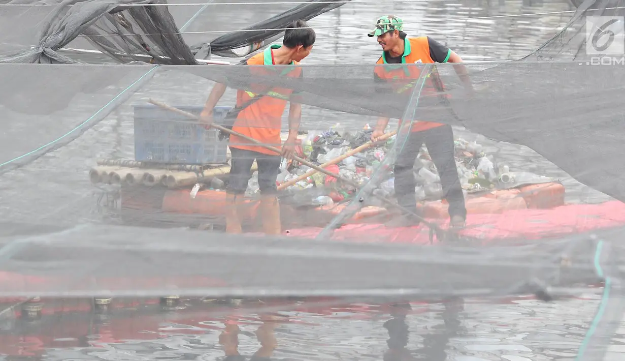 Petugas menjaring sampah plastik yang terbawa aliran air Kali Item di Jakarta, Minggu (4/11). Buruknya perilaku warga yang membuang sampah sembarangan menyebabkan sungai-sungai di Jakarta kerap dipenuhi sampah plastik. (Liputan6.com/Immanuel Antonius)