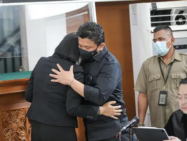 Terdakwa Ferdy Sambo dan Putri Candrawathi hadir dalam sidang dengan agenda pemeriksaan saksi kasus dugaan pembunuhan berencana Brigadir J di Pengadilan Negeri Jakarta Selatan, Selasa (1/11/2022). Di Hadapan Majelis Hakim, Ferdy Sambo dan Putri Candrawathi sempat berpelukan. (Liputan6.com/Faizal Fanani)