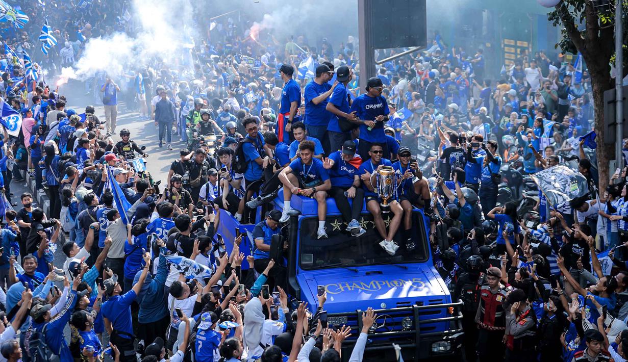 Tim dan ofisial Persib Bandung menyapa warga saat konvoi juara BRI Super League 2025/2026 di Bandung, Jawa Barat, Minggu (24/5/2026). (Bola.com/Bagaskara Lazuardi)