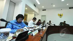 Suasana rapat terbatas di Kantor Presiden, Komplek Istana Kepresidenan, Jakarta, Senin (16/3/2015). Rapat membahas tentang paket kebijakan ekonomi pemerintah. (Liputan6.com/Faizal Fanani)