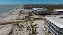Kondominium rusak terlihat di sepanjang pantai setelah Badai Ian melewati daerah itu, Pulau Sanibel, Florida, Amerika Serikat, 30 September 2022. Jejak terjangannya di Florida mengakibatkan banjir yang menjebak banyak orang. (AP Photo/Steve Helber)