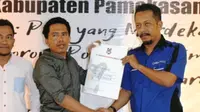 Manajemen Madura United menyerahkan bantuan kepada korban banjir Sampang, Madura.
