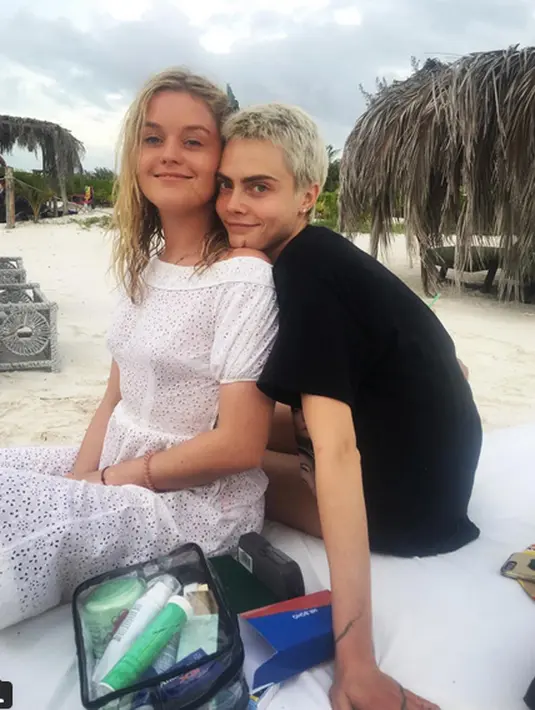 Rona bahagia sangat terpancar dari aktris yang baru saja berulang tahun pada 12 Agustus 2017 lalu. Berbagai pose menggoda dilakukan Cara dan teman-temannya saat berfoto dengan bikininya. (Instagram/christable_rose)