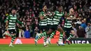 Selebrasi para pemain Sporting Lisbon setelah menyingkirkan Arsenal melalui adu penalti pada laga leg kedua babak 16 besar Liga Europa 2022/2023 di Emirates Stadium, London (16/3/2023). Sporting Lisbon menjadi klub teranyar yang menyingkirkan Arsenal pada ajang Liga Europa, yaitu pada babak 16 besar musim 2022/2023. Setelah pada leg pertama kedua tim bermain imbang 2-2 di kandang Sporting Lisbon, kedua tim kembali bermain imbang 1-1 hingga perpanjangan waktu pada leg kedua. The Gunners akhirnya takluk 3-5 dalam adu penalti. (AFP/Glyn Kirk)