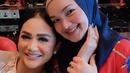 Krisdayanti dan Siti Nurhaliza bertemu sekaligus makan siang bersama di restoran mewah milik chef kenamaan dunia Gordon Ramsay yang ada di Malaysia. Meski hanya sebentar, pertemuan mereka cukup mengobati kerinduan setelah tak berjumpa satu sama lain selama 2 tahun lebih. (Liputan6.com/IG/@krisdayantilemos)