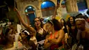 Sejumlah wanita memainkan musik sambil menari turun ke jalan untuk merayakan karnaval "Maria vem com as outras" di Rio de Janeiro, Brasil (3/2). (AP Photo / Silvia Izquierdo)