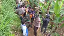 Tim gabungan dari TNI/Polri dan SAR membawa korban yang tertimbun longsor di Kampung Maseng RT02/08, Desa Warung Menteng, Kecamatan Cijeruk, Selasa (6/2). (Liputan6.com/Achmad Sudarno)