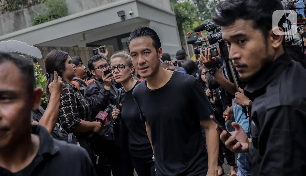 Presenter Daniel Mananta tiba melayat  ke rumah duka almarhum Ashraf Sinclair di Pejaten Barat IV, Jakarta, Selasa (18/2/2020). Suami Bunga Citra Lestari, Ashraf Sinclair wafat di usia 40 tahun. (Liputan6.com/Faizal Fanani)