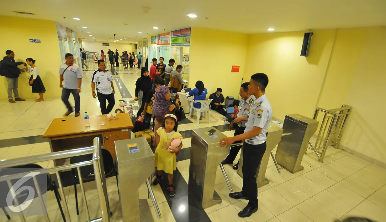Para penumpang mengantre untuk memasuki gedung terminal terpadu Pulo Gebang, Jakarta, Selasa (27/12). Rencananya, terminal ini akan diresmikan pada 28 Desember nanti. (Liputan6.com/Angga Yuniar)