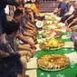 Warga menggelar tumpengan nasi kuning usai wali kota Tegal ditangkap