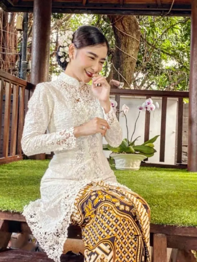 Potret Model Kebaya Panjang Uut Permatasari