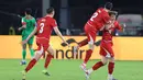 Pada menit ke-53, Ole Romeny menambah keunggulan menjadi 3-0. Tampak dalam foto, pemain Timnas Indonesia, Ole Romeny (kanan) merayakan golnya bersama Kevin Diks dan Jay Idzes saat melawan Saint Kitts and Nevis pada ajang FIFA Series 2026 di Stadion Utama Gelora Bung Karno (SUGBK), Jumat (27/3/2026) malam WIB. (Bola.com/M. Iqbal Ichsan)