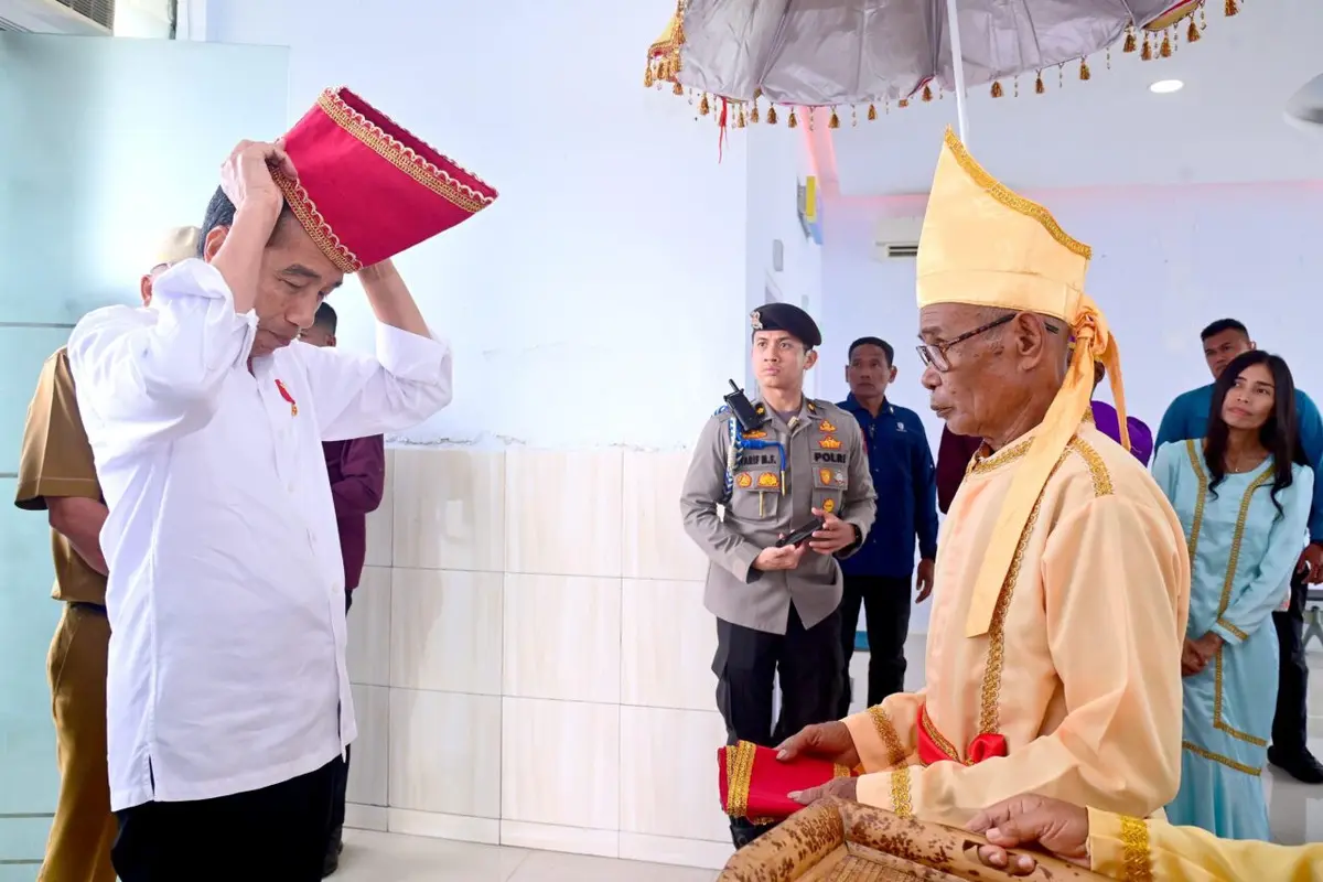 Presiden Joko Widodo menerima anugerah gelar adat di Kabupaten Kepulauan Talaud, Sulut, Kamis (28/12/2023).