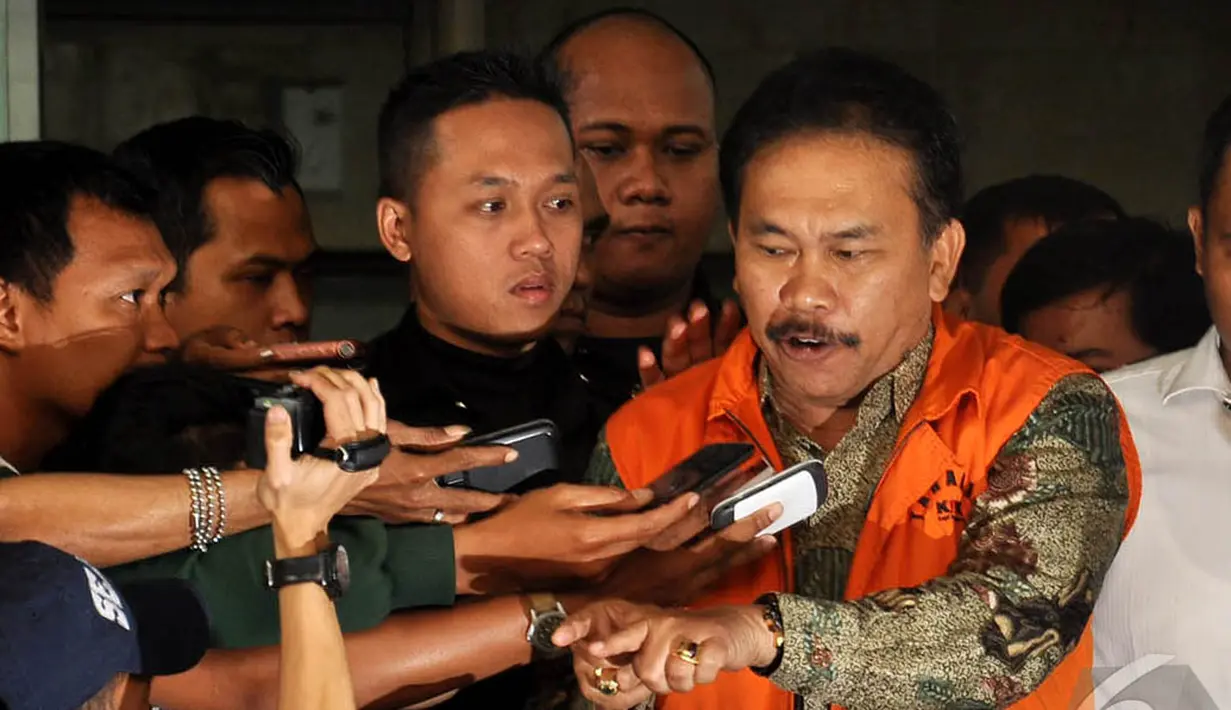 Ekspresi Raja Bonaran Situmeang usai menjalani pemeriksaan lalu ditahan oleh KPK, Jakarta, Senin (6/10/2014) (Liputan6.com/Miftahul Hayat)