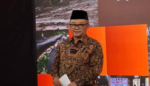 Menteri Pendidikan Dasar dan Menengah (Mendikdasmen) RI Abdul Mu’ti dalam konferensi pers Update Penanganan Darurat Tiga Wilayah yang digelar di Media Center BNPB, Jakarta Timur, Selasa (30/12/2025). (Liputan6.com/Siti Khoirul Inayah)