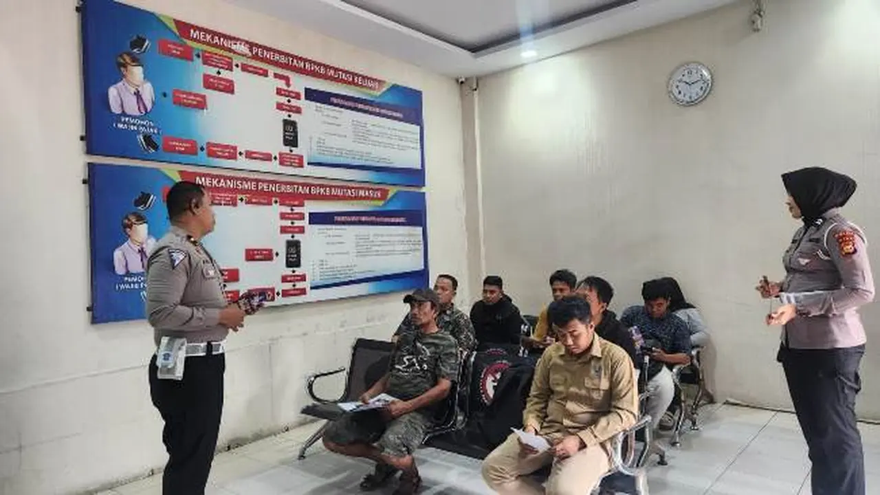 Personel Direktorat Lalu Lintas Polda Riau mengajak masyarakat yang mengurus BPKB datang ke TPS pada hari pencoblosan 14 Februari 2024.