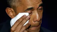 Presiden AS Barack Obama menyeka air mata disela pidato perpisahannya di McCormick Place Convention Centre, Chicago, Selasa (10/1). Lokasi tersebut tak jauh dari lokasi pidato kemenangan Pilpres sekitar 8 tahun lalu. (AP Photo/Charles Rex Arbogast)