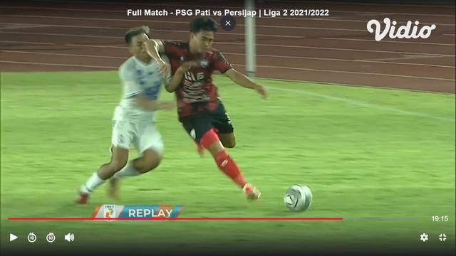 Bek PSG Pati, Nurhidayat Haris menyikut pemain Persijap Jepara, Hendri Setiadi.