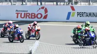 Sejumlah pembalap nasional 150 cc U-15 memacu kendaraan saat Race 2 pada ajang Kejuaraan National Sportbike “Pertamina Mandalika Racing Series 2025” yang diselenggarakan di Pertamina Mandalika International Circuit, Lombok, Nusa Tenggara Barat, Minggu (13/04/2025). (Foto: Istimewa)