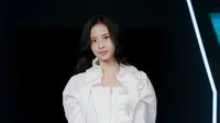 Jisoo tampil mengenakan atasan korset putih dengan aksen tiga resleting di bagian depan. Korset tersebut dipadukan outer crop lengan panjang balon dengan aksen rumbai. [@sooyaaa__]