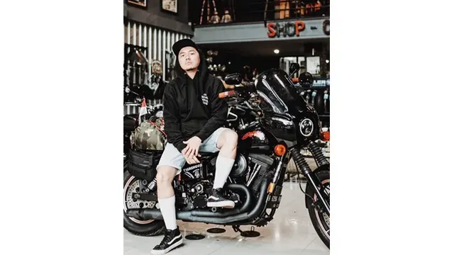 Akan Tur ke Indonesia Timur, Ini 7 Potret Ananda Omesh dan Motor Kesayangannya