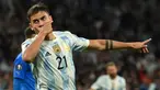 Perhelatan Piala Dunia yang berlangsung tiap 4 tahun sekali menjadi momen yang diimpikan dan ditunggu-tunggu para pesepak bola di seluruh dunia. Setelah negaranya dipastikan lolos ke Piala Dunia Qatar, namun keenam pemain berikut masih berharap-harap cemas untuk menjadi bagian dari skuad akibat tengah mengalami cedera saat membela klubnya masing-masing. Berikut keenam pemain yang terancam gagal tampil di Piala Dunia 2022 Qatar akibat tengah cedera atau masih dalam masa pemulihan. (AFP/Glyn Kirk)