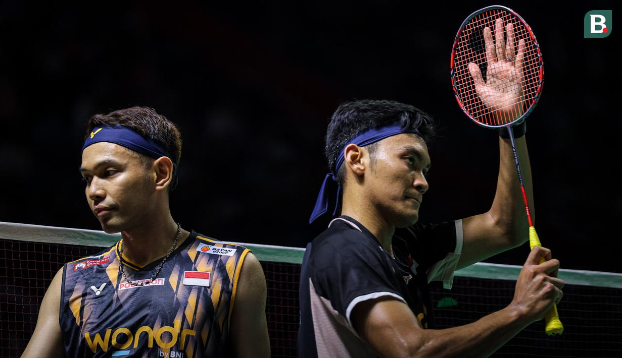 Ekspresi kecewa pebulu tangkis ganda putra Indonesia, Fajar Alfian dan Muhammad Sohibul Fikri setelah gagal mencetak poin dalam laga 32 besar Indonesia Open 2026 melawan wakil China, Chen Bo Yang dan Liu Yi di Istora Senayan, Jakarta, Rabu (03/06/2026). (Bola.com/Bagaskara Lazuardi)