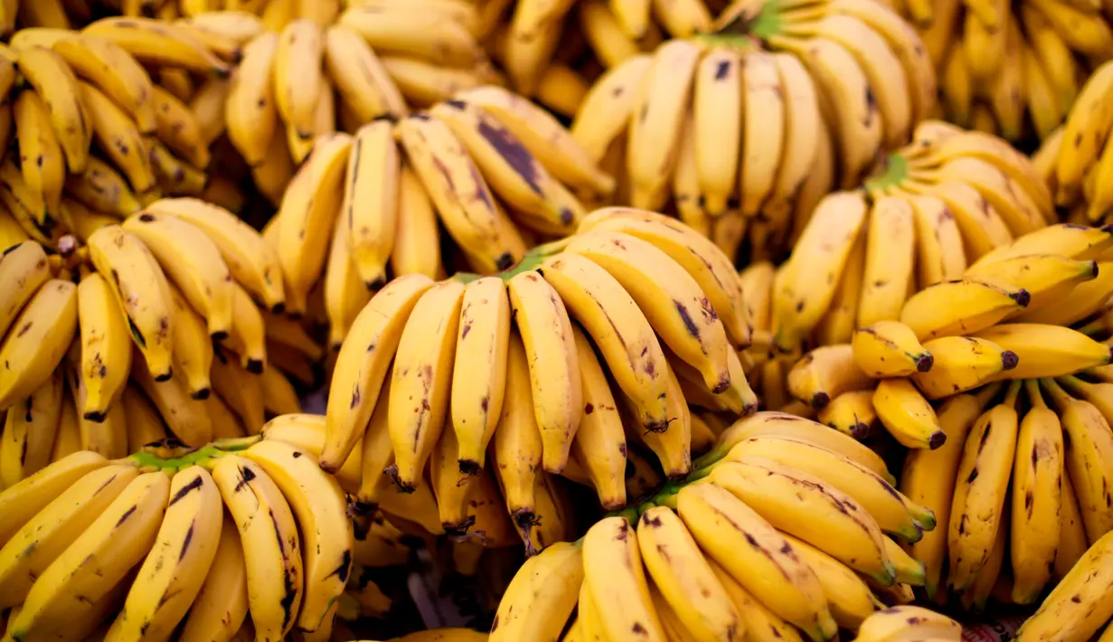 Buah pisang memiliki khasiat dan manfaat yang baik bagi kesehatan tubuh, terutama untuk sakit kepala. Pisang mengandung magnesium yang dapat membantu meredakan sakit kepala seperti migrain. (huffingtonpost.com)