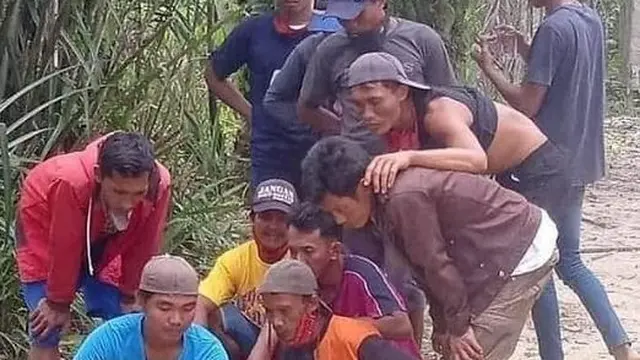 7 Potret Bapak-Bapak saat Main Bareng Temannya Ini Nyelenehnya Melebihi Bocah
