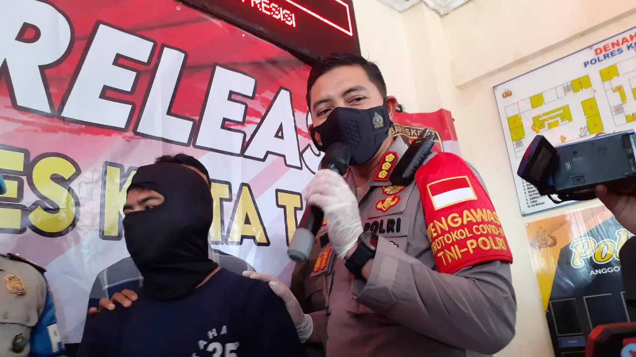 Polisi tangkap pelaku pemukulan balita dalam video viral. Aksi pelaku diketahui di wilayah Tangerang. (Liputan6.com/Pramita Tristiawati)