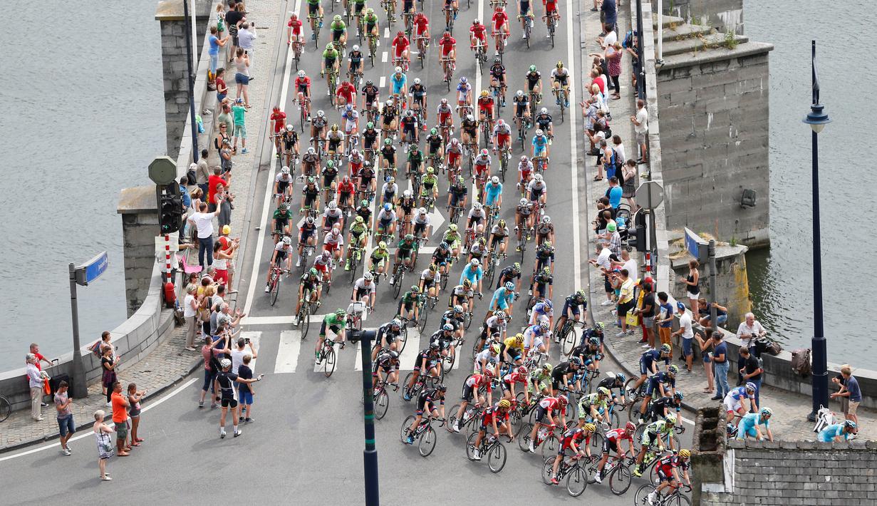 Iringan pebalap sedang berlomba di Etape 3 Tour de France yang berjarak 159.5 km antara Antwerp dan Huy, Belgia. (7/7/2015). (AP Photo/Christophe Ena)