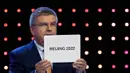 Presiden IOC, Thomas Bach mengumumkan Beijing sebagai pemenang bidding tuan rumah Olimpiade Musim Dingin 2022 di Kuala Lumpur, Malaysia, Jumat (31/7/2015). Pada pemilihan Beijing berhasil mengalahkan Almaty, Kazazhstan. (EPA/Fazry Ismail)