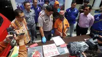 SR (51), janda dua anak asal Jakarta Timur ditangkap hendak bertranskasi uang palsu yang disembunyikannya di dalam boneka. (Foto: Liputan6.com/Polres Kebumen/Muhamad Ridlo)