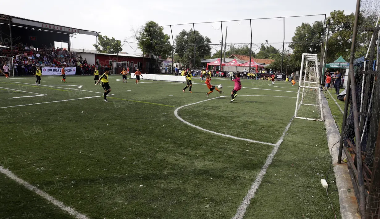 Suasana seru pertandingan Liga Bola Indonesia di Lapangan Sabnani Park, Serpong, Minggu (7/8/2016). (Bola.com/Nicklas Hanoatubun)