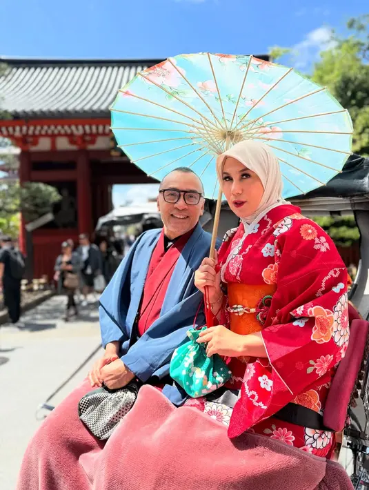 <p>Dalam potret yang diunggah, Marini terlihat duduk anggun di bawah bunga sakura sambil memegang payung tradisional Jepang. [@marinizumarnisreal].</p>