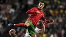 Cristiano Ronaldo. Striker Portugal yang tengah menjalani periode keduanya bersama Manchester United ini tidak hanya menjadi pemain aktif Liga Inggris dengan raihan gol internasionl terbanyak dengan 115 gol dari 184 laga, namun juga terbanyak di tingkat dunia. (AFP/Patricia De Melo Moreira)