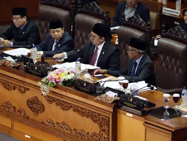 Pimpinan Sidang Fadli Zon (tengah) mengetuk palu tanda di sahkannya PP Pengganti Undang-Undang Nomor 2 Tahun 2017 tentang Perppu Ormas saat sidang paripurna ke-9 di gedung Parlemen, Senayan, Jakarta, Selasa (24/10). (Liputan6.com/Johan Tallo)