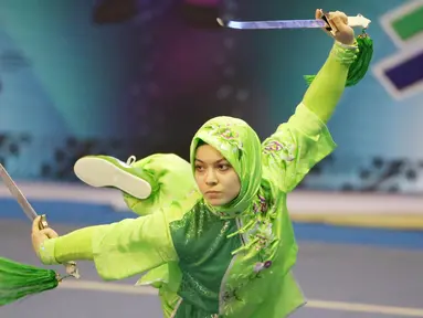 Atlet Wushu asal Turki, Elif Akyuz saat beraksi, pada Kejuaraan Dunia Wushu 2015 di Istora Senayan, Jakarta, Minggu(15/11/2015). (Bola.com/Nicklas Hanoatubun)
