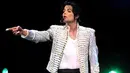 Ini adalah penampilan Michael Jackson di Teater Apollo, New York City pada tahun 2002. Ciri khas dari penampilan Michael Jackson adalah bantalan lutut seperti yang dikenakannya di sini, bernuansa emas yang dipadukan dengan baju zirah putih penuh payet. Foto: Steve Azzara/Corbis/InStyle.