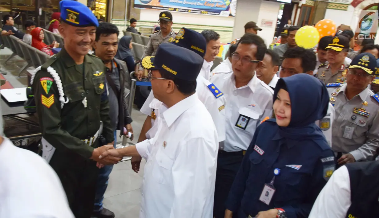 Menhub Budi Karya Sumadi menyapa petugas pengamanan saat memantau arus mudik di Stasiun Tawang Semarang, Selasa (12/6). Di sela pantauannya, Menhub menyempatkan mensosialisasikan event olahraga Asian Games 2018. (Liputan6.com/Gholib)