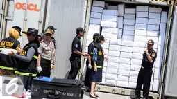 Dirjen Bea Cukai Kementerian Keuangan dan KKP berhasil menggagalkan 166.475 kg Amonium Nitrat bahan peledak untuk menangkap ikan dengan nilai mencapai Rp24,97 miliar di New Port Container Terminal 1, Jakarta, (13/9). (Liputan6.com/Faizal Fanani)