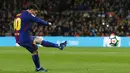 Striker Barcelona, Lionel Messi, melepaskan tendangan ke gawang Leganes pada laga La Liga di Stadion Camp Nou, Sabtu (7/4/2018). Barcelona menang 3-1 atas Leganes. (AP/Manu Fernandez)