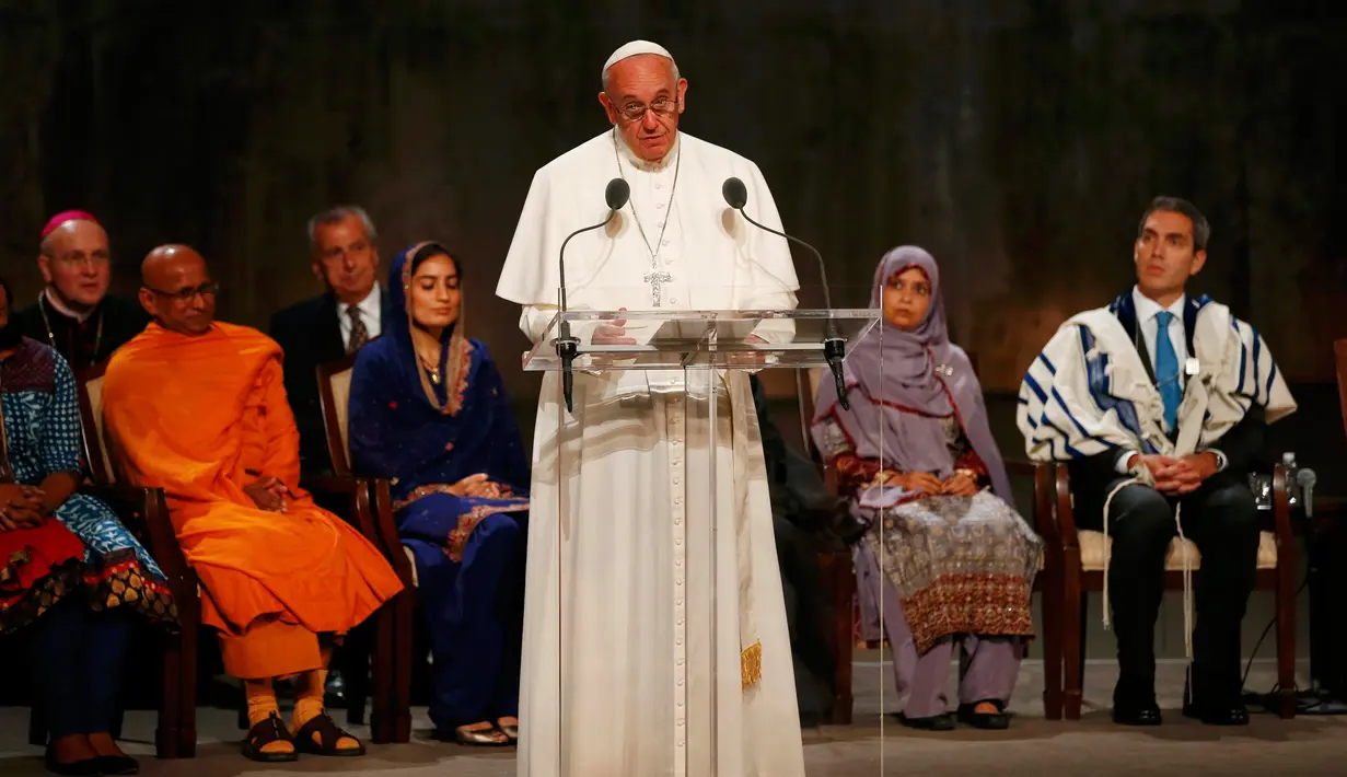 Paus Fransiskus memberi kata sambutan saat mengunjungi Museum 11 September di kota New York, Jumat (25/9/2015). Paus Fransiskus sedang melakukan kunjungan selama enam hari ke Amerika Serikat. (REUTERS / Tony Gentile)