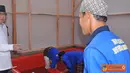Citizen6, Bogor: MKP Sharif C Sutardjo, diampingi Pimpinan Pondok Pesantren Nurul Huda KH. Asep Abdul Yazid meninjaun unit pembenihan ikan di kolam milik Ponpes Nurul Huda di Cijeruk Kabupaten Bogor. (Pengirim: Efrimal Bahri).