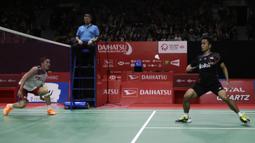 Tunggal putra Indonesia, Anthony Ginting, berusaha mengembalikan kok saat melawan tunggal Jepang pada Indonesia Masters 2019 di Istora Senayan, Jakarta, Jumat (25/1). Ginting gagal lolos ke semifinal. (Bola.com/Yoppy Renato)