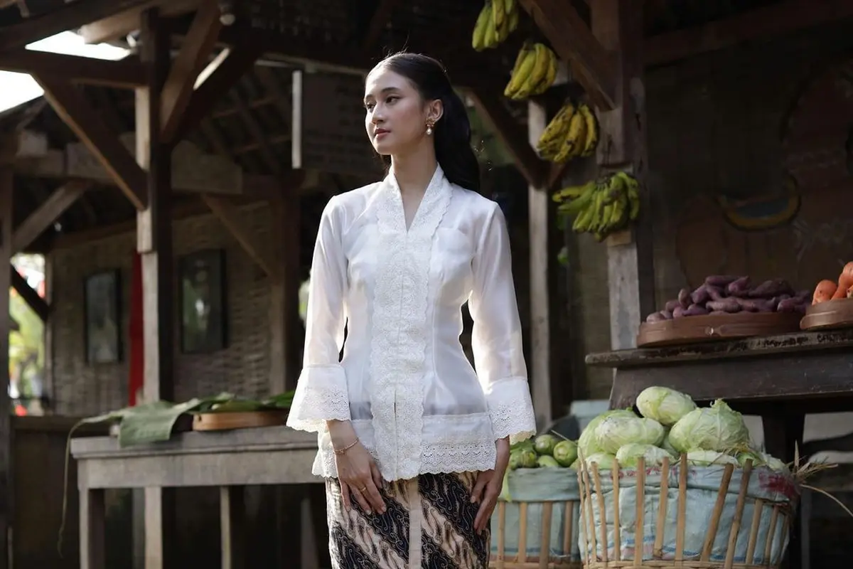 6 Pesona Anggun Keisya Levronka Kenakan Kebaya Klasik bak Jeng Yah Gadis Kretek di MV Terbaru